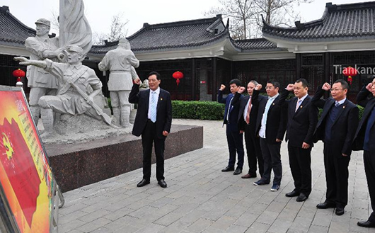 �쿵���F(tu��n)�hί��ӛ�������L�w���ʼ��F(tu��n)��һ���hί���ӳɆT������������˷�У�o(j��)���^