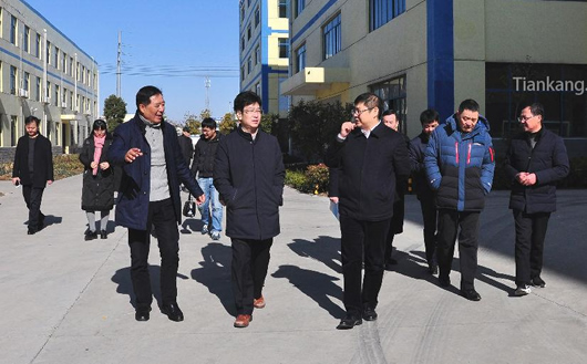 �쿵���F(tu��n)�����L(zh��ng)�w�����(gu��)�ҿƼ������^(q��)�����u(p��ng)���Mһ�н�B�쿵���F(tu��n)�����w�l(f��)չ�śr��