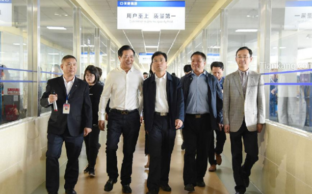 ����ʡ�˴�ί�������΄��������У�һ�����쿵���F�x�����첿